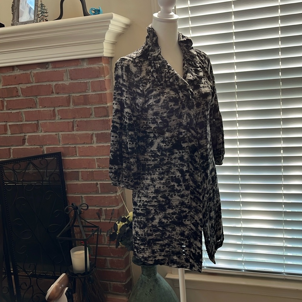Andria Lieu black & grey 3/4 sleeve ruffle neck buttoned jacket size medium